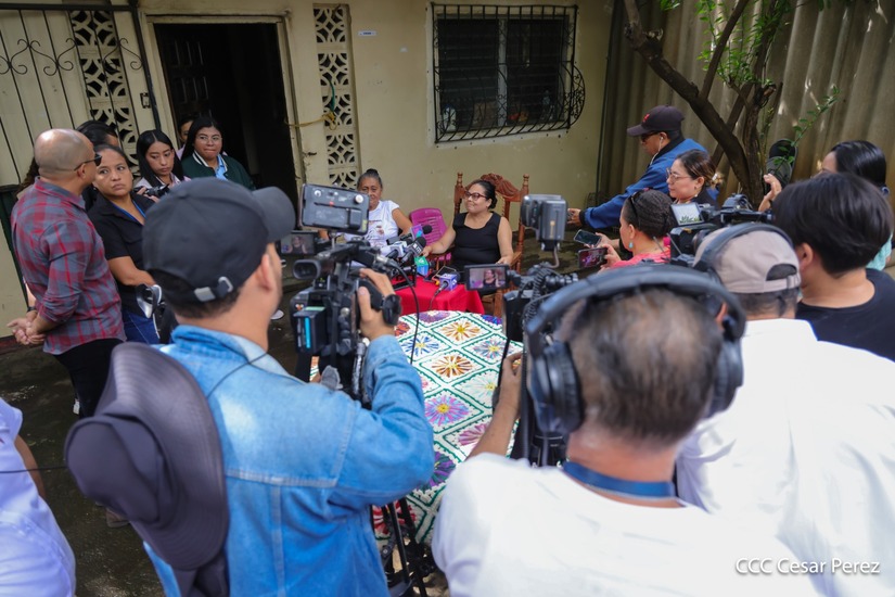 Periodistas oficialistas rodean a la periodista Fabiola Tercero y a su madre, para la puesta en escena en su vivienda. (Foto 19 Digital)