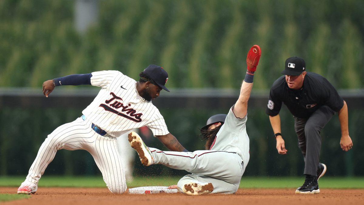 Brandon Marsh de los Filis se deliza en segunda, mientras lo juega Kaelen Culpepper de los Mellizos. LA PRENSA/AFP