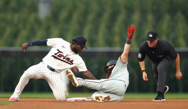 Brandon Marsh de los Filis se deliza en segunda, mientras lo juega Kaelen Culpepper de los Mellizos. LA PRENSA/AFP
