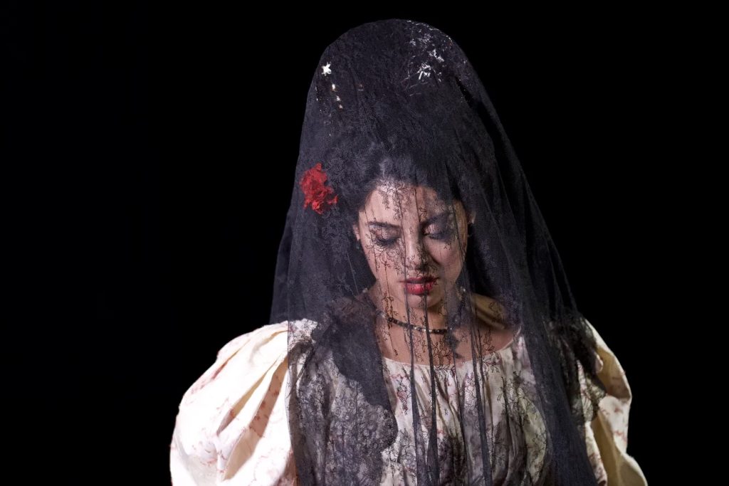 Gabriella Reyes interpretando a la española Margarita Xirgu, amiga del poeta Federico García Lorca, en la obra de ópera Ainadamar. LA PRENSA/ TOMADA DE DETROIT OPERA