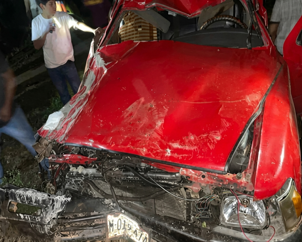 Conductor de camioneta presuntamente circulaba a exceso de velocidad, perdió el control del vehículo e impactó contra una vivienda