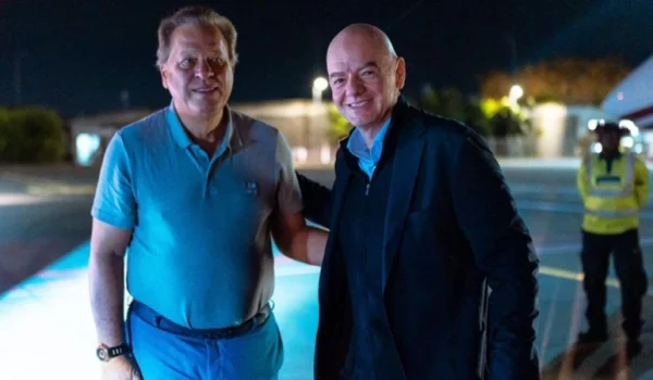 Gianni Infantino posa con el presidente de la Federación Colombiana de Fútbol, Ramón Jesurún, a su llegada a ese país para la toma de posesión del presidente Abelardo de la Espriella. Foto: BBC Mundo