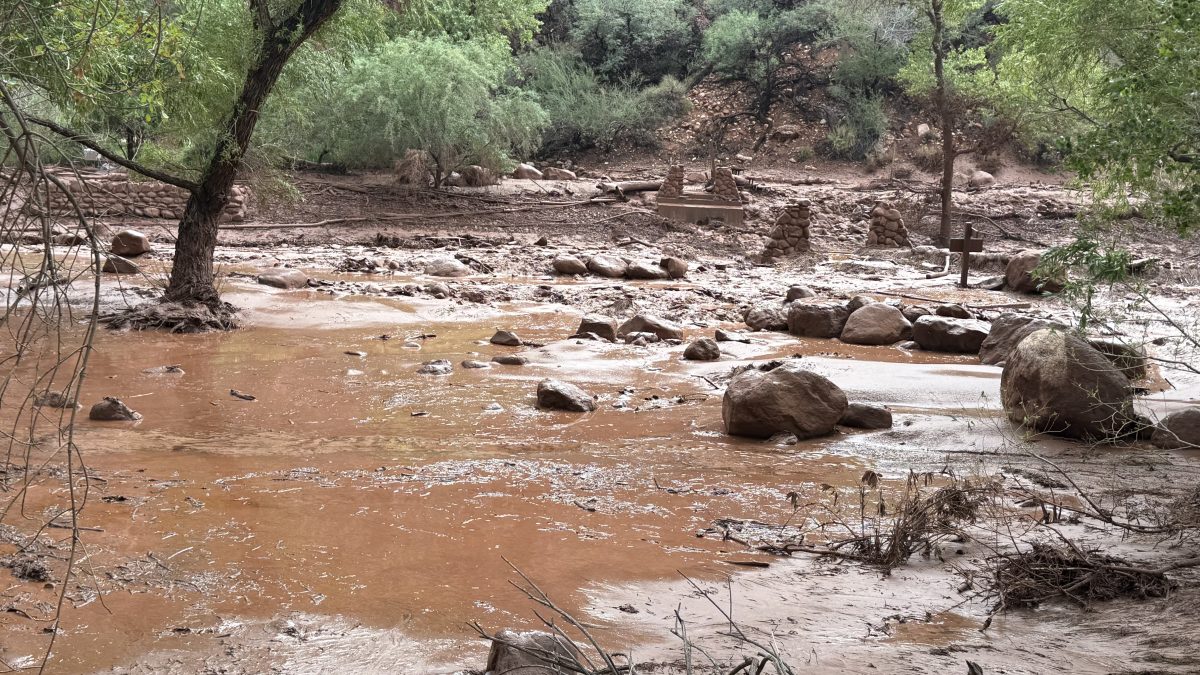 Los restos de los pilares de piedra del puente a lo largo del arroyo Bright Angel tras una crecida repentina que destruyó la pasarela peatonal el 29 de agosto. AFP/Servicio de Parques Nacionales