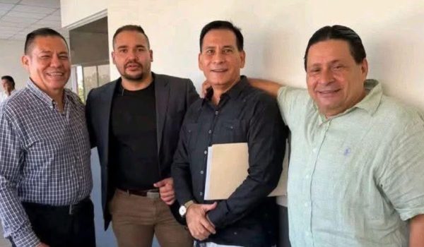 Abogado Harry Valle (el segundo de izquierda a derecha) junto a tres colegas capitalinos. Foto: Cortesía.