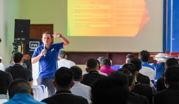Instructor FIFA enseña a árbitros y jugadores como usar el FVS
