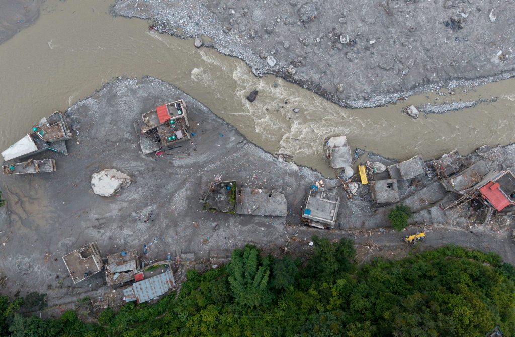 Una vista aérea muestra un torrente de agua fangosa que avanza con fuerza junto a las viviendas y a través del río Trishuli tras unas inundaciones repentinas, en Betrawati (distrito de Nuwakot, Nepal), el 29 de agosto de 2026. (Foto de PRABIN RANABHAT / AFP)