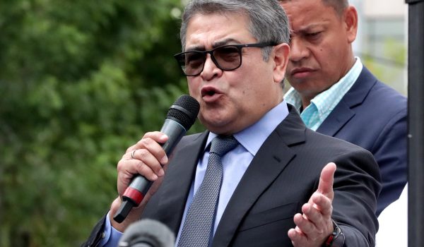 El expresidente Hernández espera “una carta de libertad” en su proceso por fraude y lavado