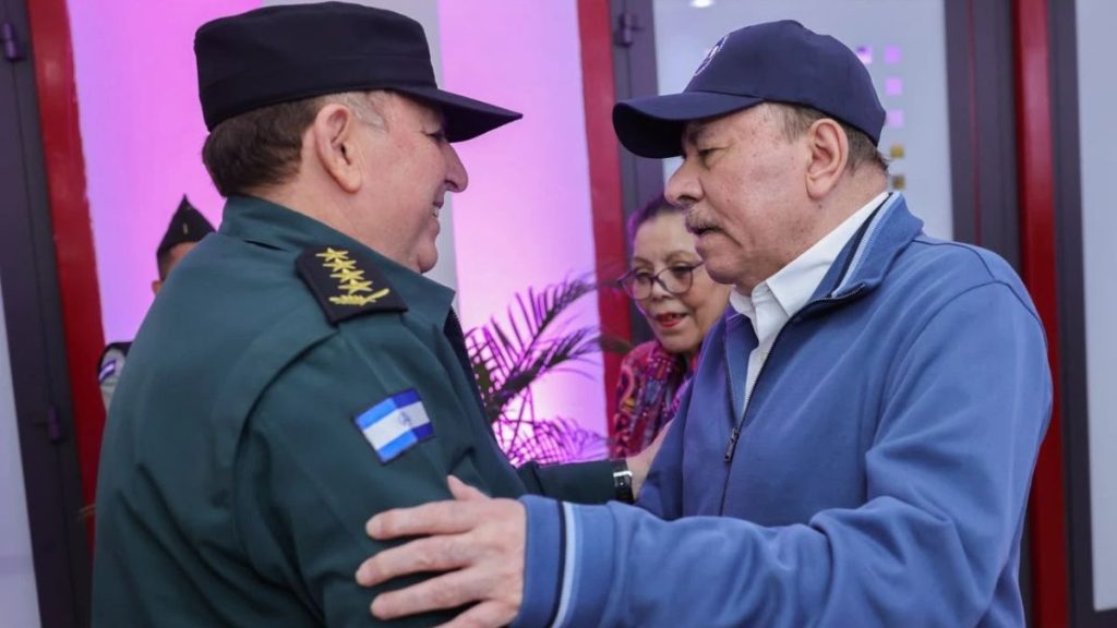 Julio César Avilés se saluda con el dictador Daniel Ortega. Foto: El 19 Digital.
