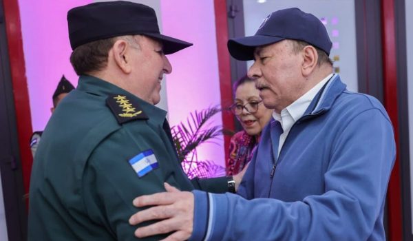 Julio César Avilés se saluda con el dictador Daniel Ortega. Foto: El 19 Digital.