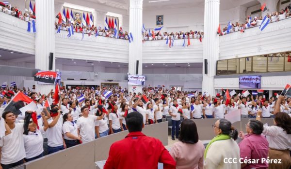Miembros de la Juventud Sandinistas y estudiantes de colegios públicos de Managua, fueron llevados a la Asamblea Nacional para "respaldar" las reformas constitucionales de los dictadores Daniel Ortega y Rosario Murillo. FOTO: TOMADA DE EL 19 DIGITAL