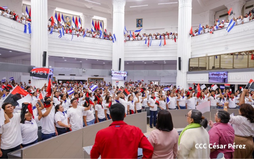 Miembros de la Juventud Sandinistas y estudiantes de colegios públicos de Managua, fueron llevados a la Asamblea Nacional para "respaldar" las reformas constitucionales de los dictadores Daniel Ortega y Rosario Murillo. FOTO: TOMADA DE EL 19 DIGITAL