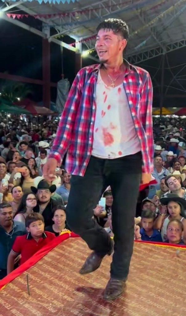 Kevin Antonio Rodríguez, la Mula, bailando en la tarima en la que realizaba su concierto Costa Azul, en Juigalpa, después de haberse peleado con cinco hombres, uno de ellos le abrió una herida en el rostro de un puntapié. LA PRENSA/ REDES SOCIALES