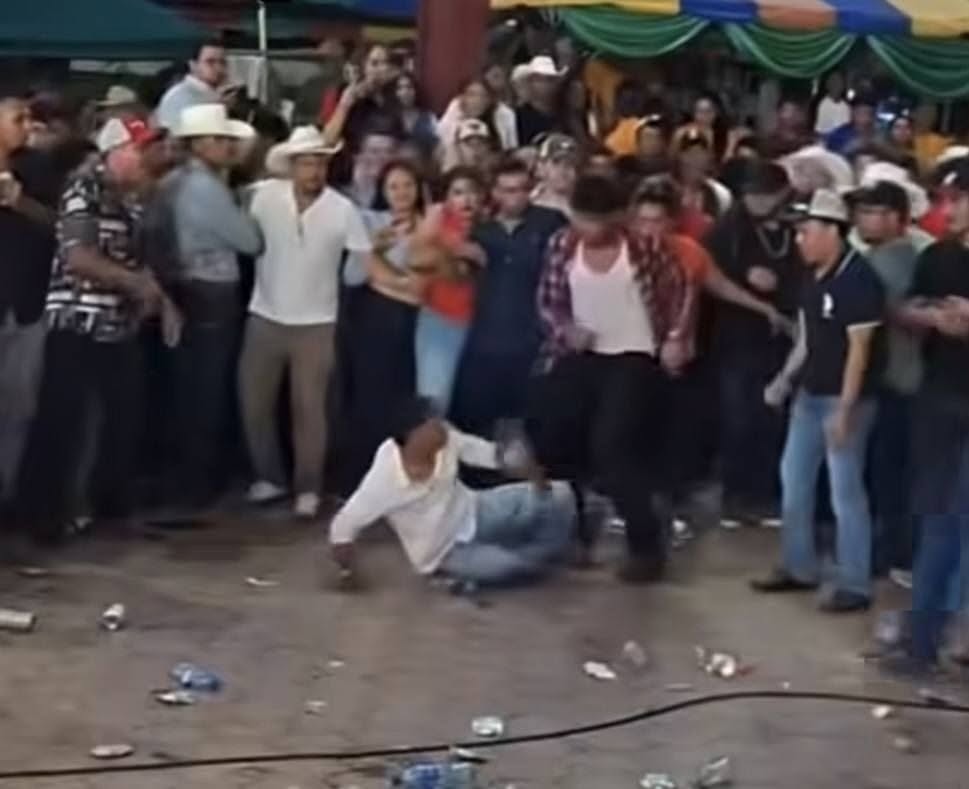 Una escena de la pelea que Kevin Rodríguez, la Mula, sostuvo con cinco hombres. LA PRENSA/ REPRODUCCIÓN DE VIDEO