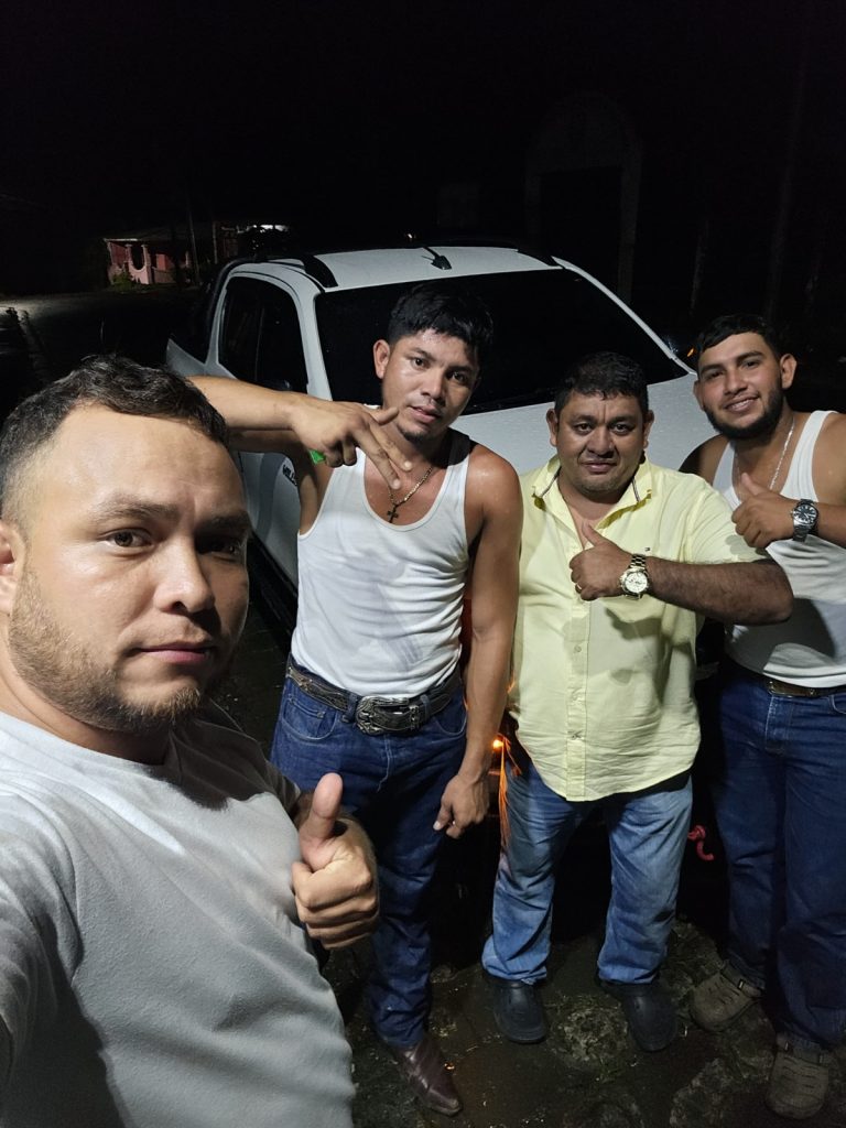Kevin Rodríguez, segundo de izquierda a derecha, con un grupo de amigos mineros. El de camisa amarilla es su jefe, Carlos Leiva. LA PRENSA/ CORTESÍA
