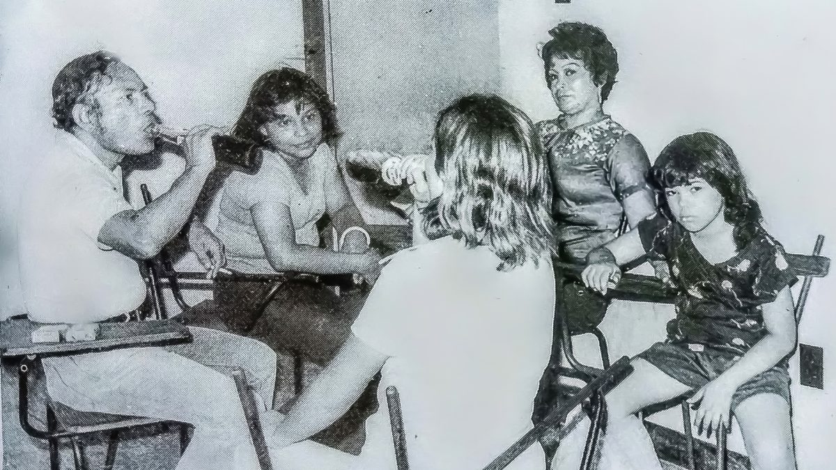 El preso político Tomás Borge comparte una gaseosa con sus familiares durante una visita dominical en la cárcel Modelo de Tipitapa. LA PRENSA / ARCHIVO REDES