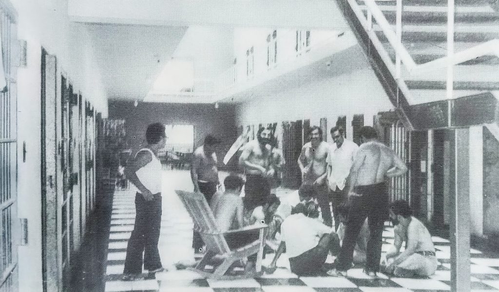 Un grupo de guerrilleros sandinistas juega en un corredor de La Modelo. Entre ellos destacan Leopoldo Rivas Alfaro, Alejandro López Guillén, Maximiliano Martínez Torres, Amílcar Lorente Ruíz, Apolonio Martínez, Rodolfo Amador Gallegos, Iván Montenegro y Javier Pichardo. LA PRENSA / ARCHIVO REDES