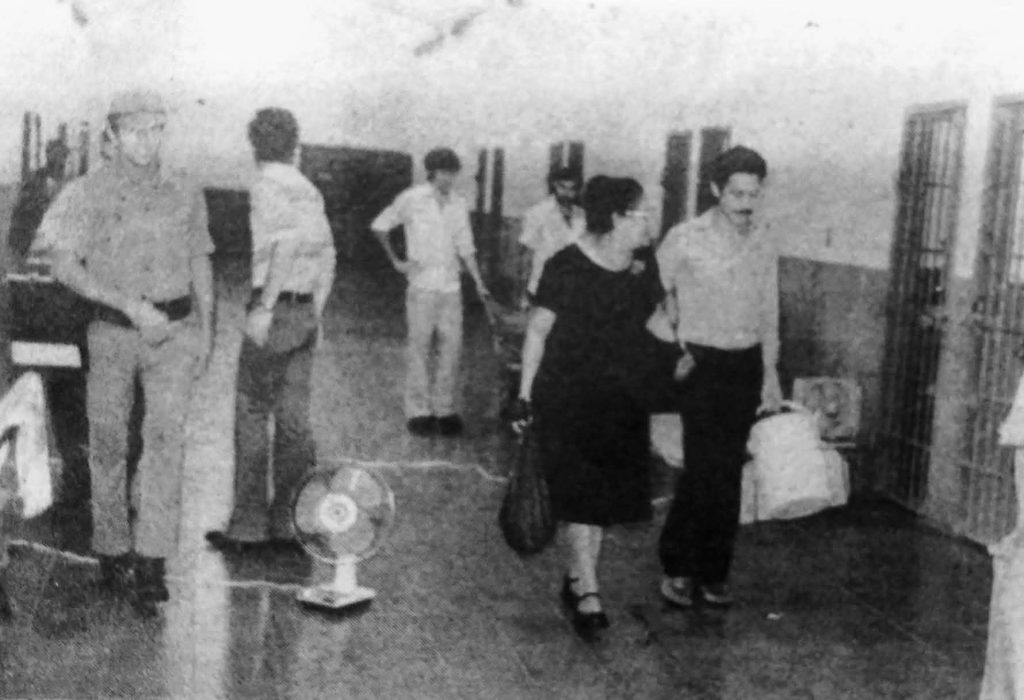 Juan José Úbeda Herrera, quien cumplía condena por disparar contra su compañero de armas Narciso «Chicho» Zepeda, aparece acompañado por su madre durante una visita dominical. LA PRENSA / ARCHIVO REDES
