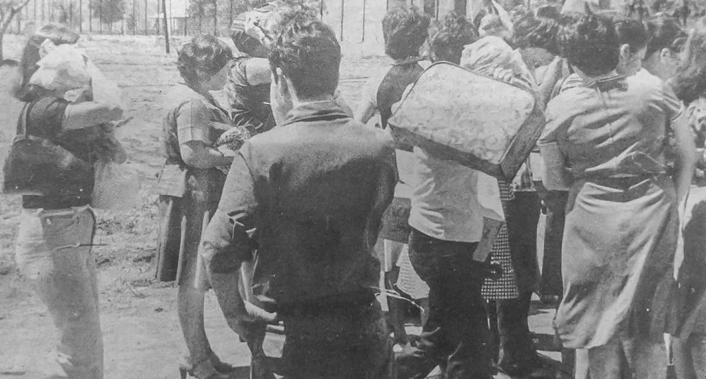 Esposas de los guerrilleros sandinistas hacen fila para la visita conyugal. Durante estos encuentros íntimos, las autoridades les permitían ingresar provisiones. LA PRENSA / ARCHIVO REDES