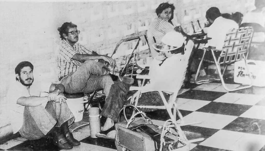 Javier Carrión McDonough, exjefe del Ejército de Nicaragua (2000-2005), conversa con sus padres durante una visita dominical en La Modelo. LA PRENSA / ARCHIVO REDES