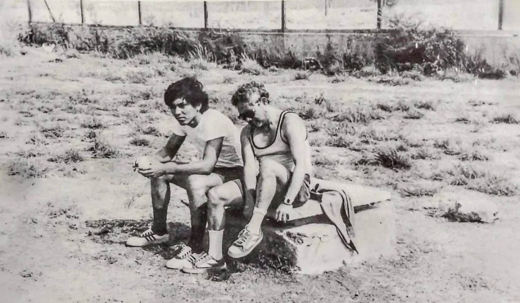 El joven Pedro Marcio Jaén Serrano acompañado por Tomás Borge tras sus ejercicios matutinos en la cárcel Modelo. LA PRENSA / ARCHIVO REDES