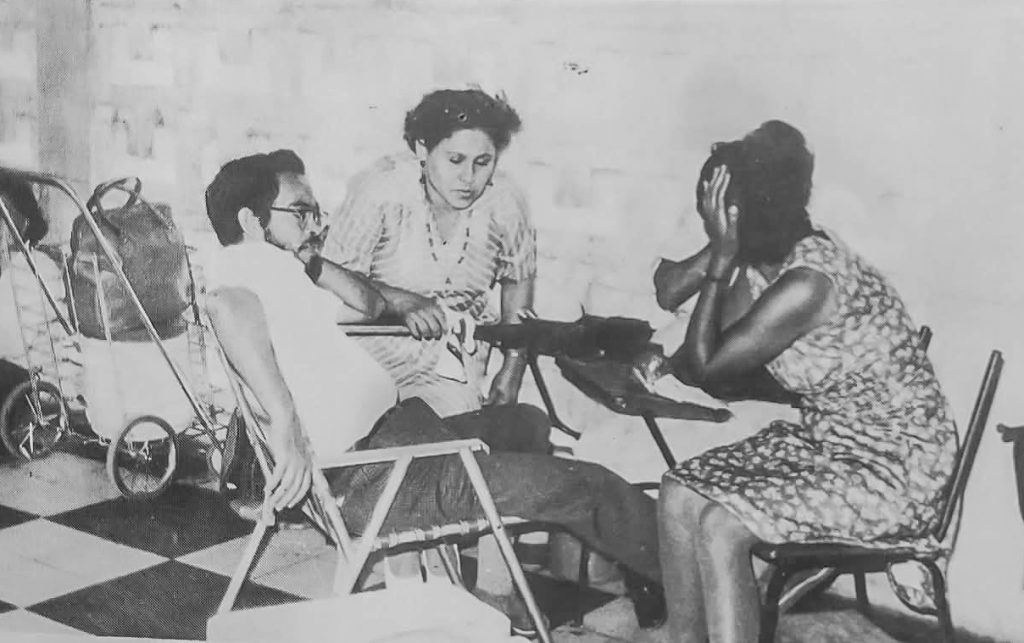 El profesor Francisco Guzmán Pasos conversa con su familia durante un domingo de visita. LA PRENSA / ARCHIVO REDES