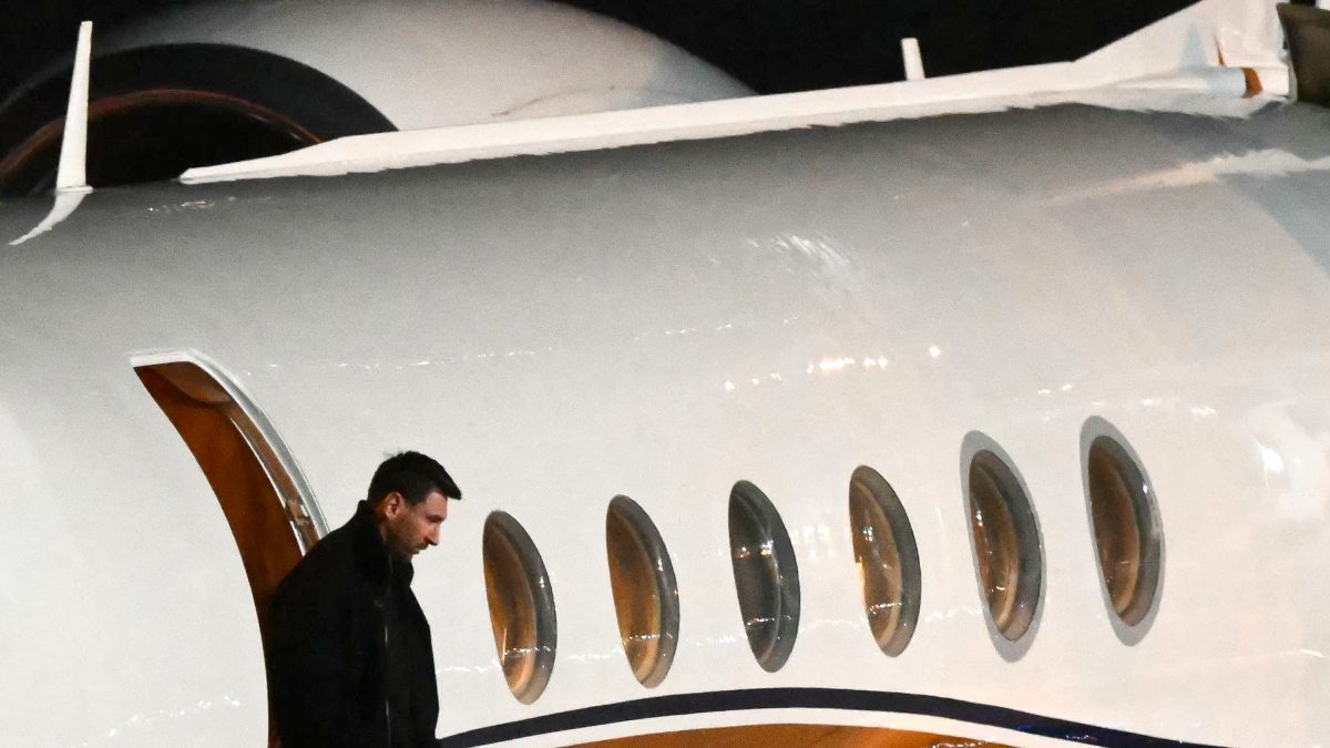 El astro del fútbol argentino, Lionel Messi, llega al Aeropuerto Internacional de las Islas Malvinas tras el fallecimiento de su padre, Jorge Messi, en Rosario, provincia de Santa Fe, Argentina. (Foto de Luis ROBAYO / AFP)