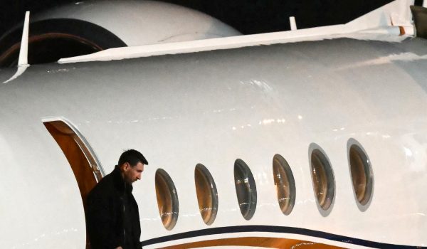 El astro del fútbol argentino, Lionel Messi, llega al Aeropuerto Internacional de las Islas Malvinas tras el fallecimiento de su padre, Jorge Messi, en Rosario, provincia de Santa Fe, Argentina. (Foto de Luis ROBAYO / AFP)
