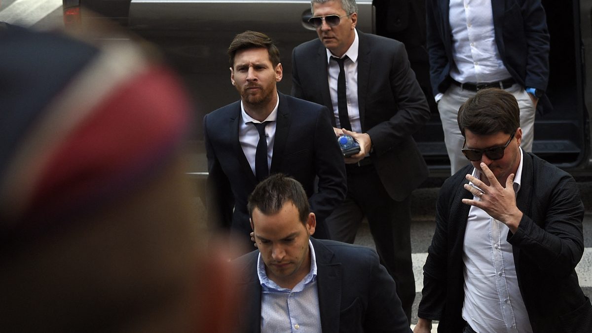 (ARCHIVOS) La estrella del fútbol del Barcelona, ​​Lionel Messi (izq.), su padre Jorge Horacio Messi (detrás, centro) y su hermano Rodrigo Messi (der.) llegan al juzgado el 2 de junio de 2016 en Barcelona, ​​donde Messi y su padre comparecerán ante los jueces en un caso de fraude fiscal. (Foto de LLUIS GENE / AFP)