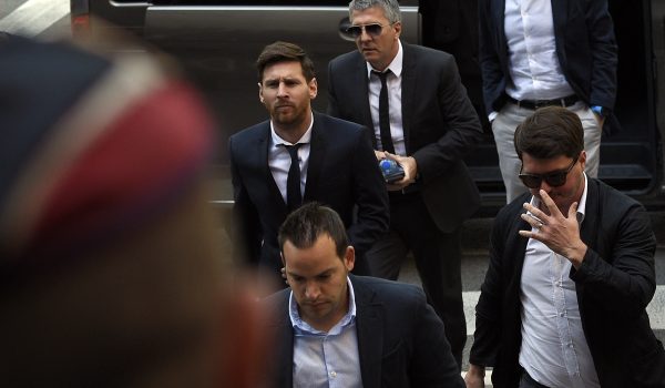 (ARCHIVOS) La estrella del fútbol del Barcelona, ​​Lionel Messi (izq.), su padre Jorge Horacio Messi (detrás, centro) y su hermano Rodrigo Messi (der.) llegan al juzgado el 2 de junio de 2016 en Barcelona, ​​donde Messi y su padre comparecerán ante los jueces en un caso de fraude fiscal. (Foto de LLUIS GENE / AFP)