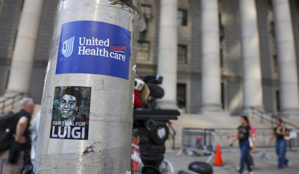Mangione admite el asesinato del CEO y se declara culpable de cargos federales