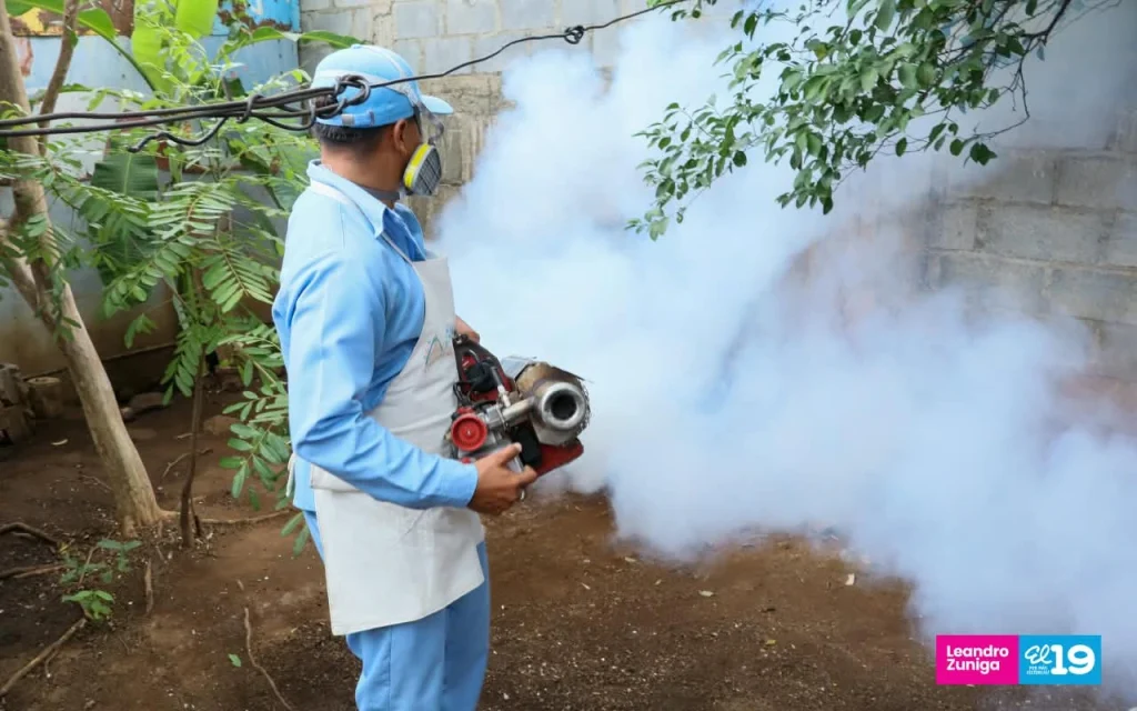 Brigadas del Minsa fumigan las viviendas en Managua. El 19 Digital
