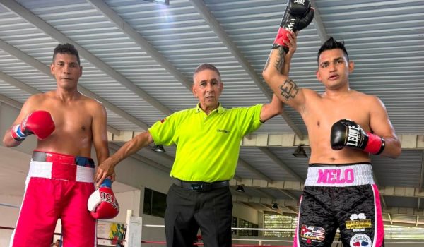 Melvin López suma su victoria 35 en Colombia ante un rival de escaso nivel