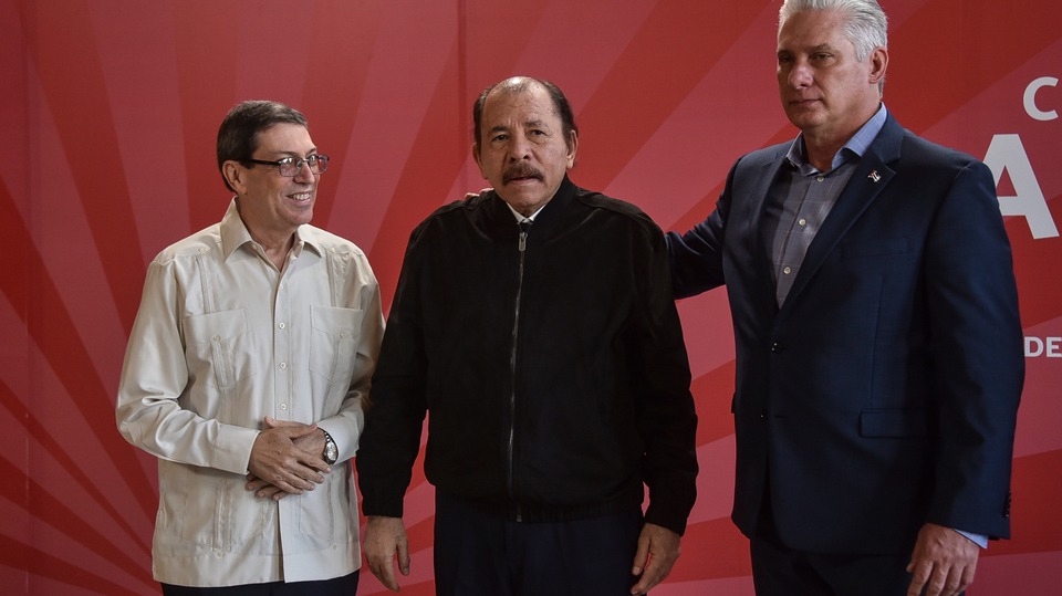 De izquierda a derecha: Bruno Rodríguez, canciller de Cuba. Daniel Ortega, de Nicaragua y Miguel Díaz-Canel, durante la Cumbre del ALBA del 14 de diciembre de 2021 en La Habana. Imagen de Adalberto Roque para AP.