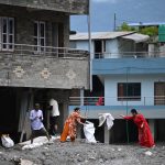 Entre lodo y destrucción, sobrevivientes retornan a comunidades en Nepal