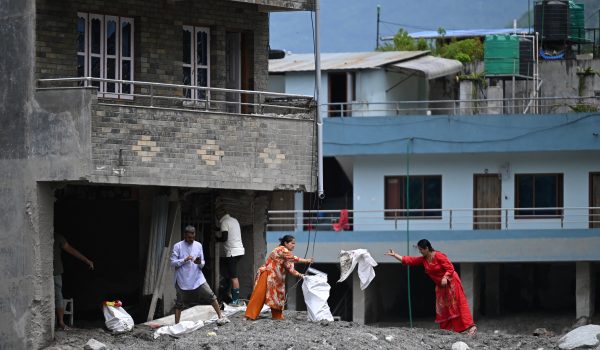Entre lodo y destrucción, sobrevivientes retornan a comunidades en Nepal