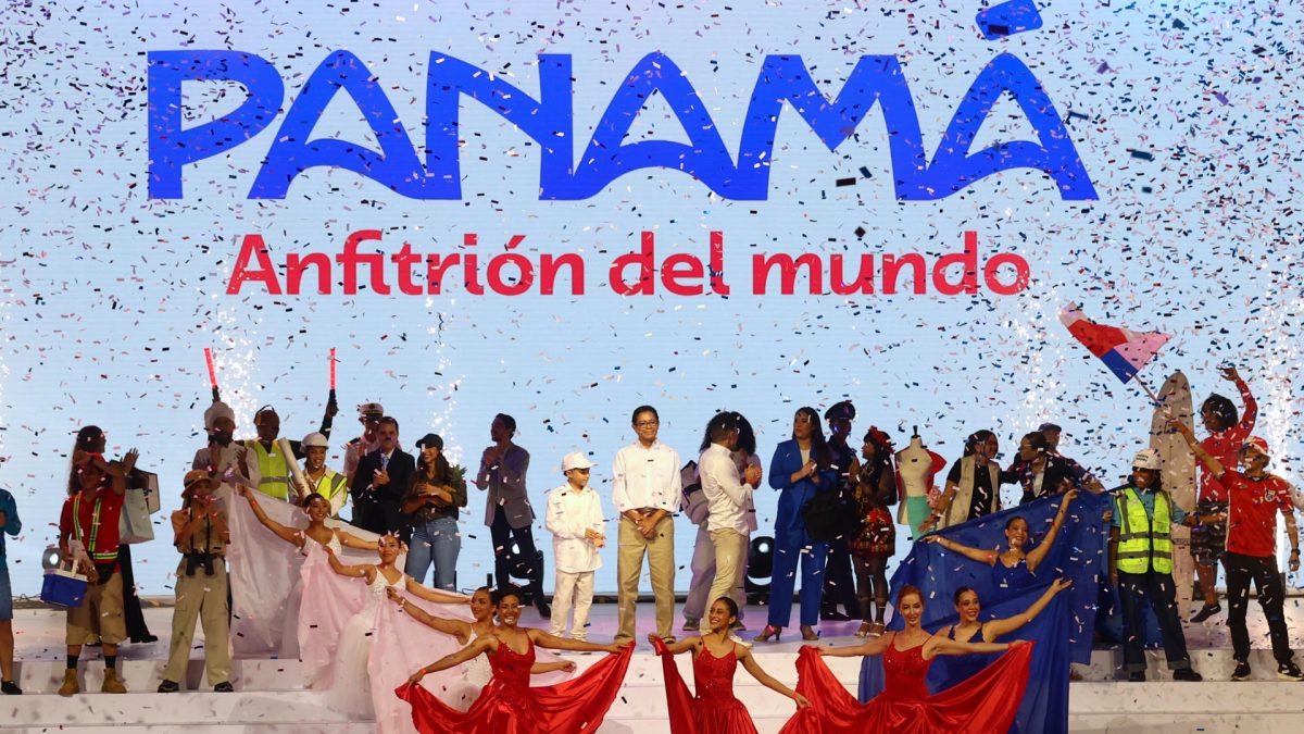 Personas participan durante la presentación de la nueva marca país de Panamá este miércoles en Ciudad de Panamá (Panamá). EFE/Carlos Lemos