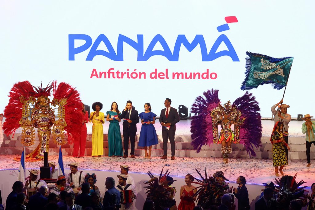 Personas participan durante la presentación de la nueva marca país de Panamá este miércoles en Ciudad de Panamá (Panamá). EFE/Carlos Lemos
