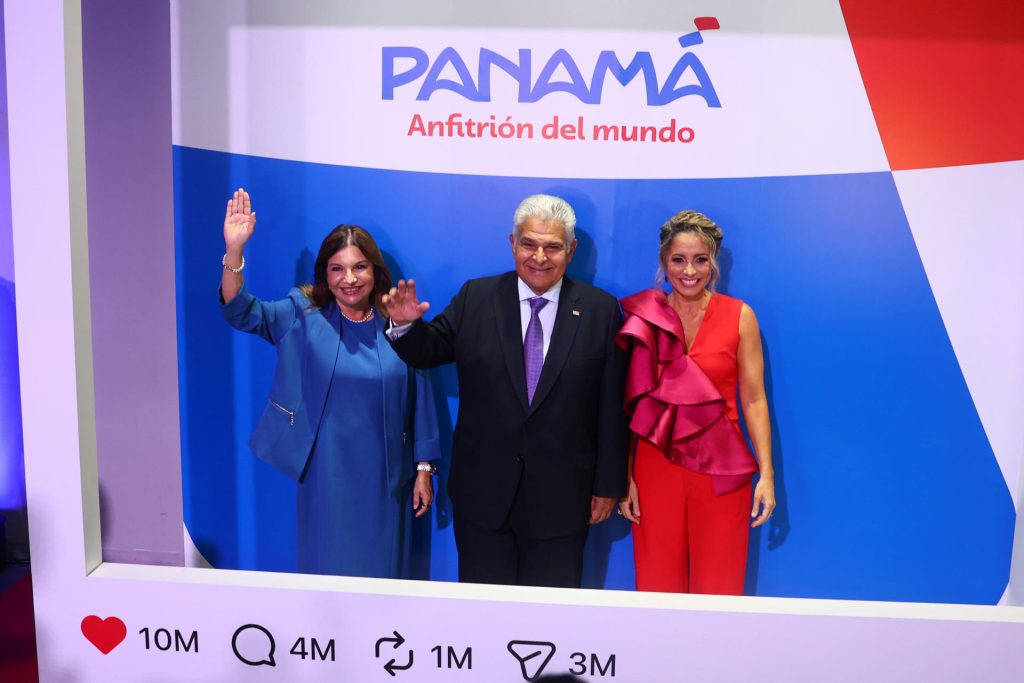 De izquierda a derecha, la primera dama de Panamá, Maricel Cohen de Mulino; el presidente de Panamá, José Raúl Mulino y la ministra de Turismo de Panamá, Gloria de León, participan durante la presentación de la nueva marca país de Panamá este miércoles en Ciudad de Panamá (Panamá). EFE/Carlos Lemos