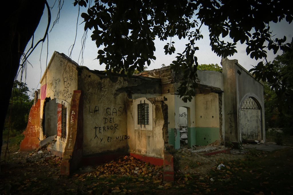 Una fotografía de abril de 2005 muestra en pie las últimas paredes de la famosa “Casa Embrujada”. La historia tergiversada de esta casona terminó convertida en leyenda dentro del imaginario nicaragüense. LA PRENSA / ORLANDO VALENZUELA