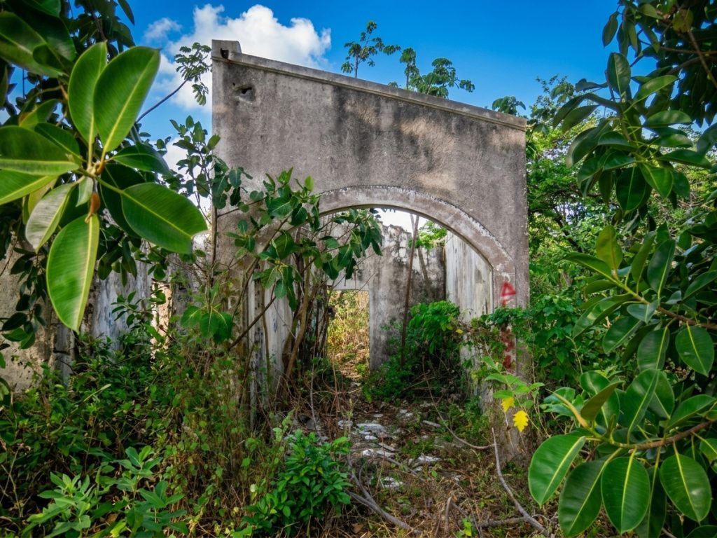 Una de las leyendas más extendidas involucra al diplomático francés Raymond Pons, quien habría habitado la vivienda a comienzos de la década de 1950. Pons aseguró sufrir experiencias inexplicables, como bofetadas nocturnas, tirones de cobija para sacarlo de la cama y ruidos extraños. Este relato proviene de los testimonios atribuidos al escritor nicaragüense Fernando Silva. LA PRENSA / ARCHIVO REDES