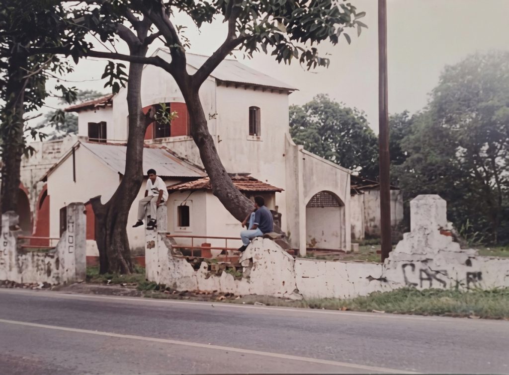En 1965, el abogado Julio Ricardo Aguilar Montalbán compró la propiedad a los Caligaris. Los integrantes de la familia Aguilar negaron de forma categórica haber experimentado fenómenos paranormales: aseguraron que durante los fines de semana transcurridos en la quinta jamás vieron ni escucharon nada fuera de lo común, tildando los relatos de fantasmas como simples “patrañas”. LA PRENSA / ARCHIVO REDES