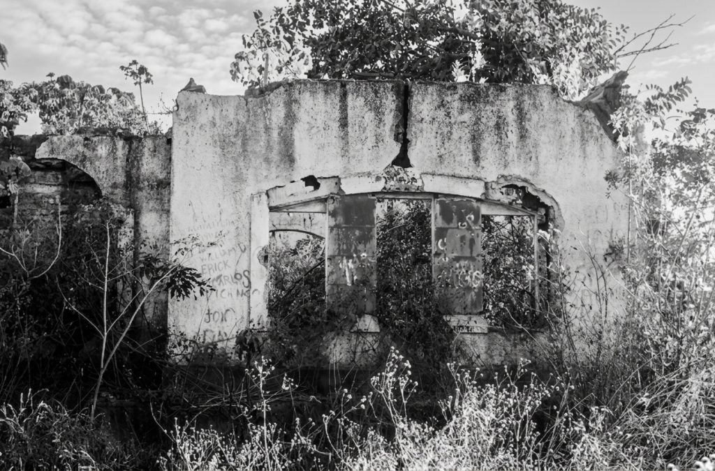 Postal en blanco y negro de las ruinas vandalizadas de la Quinta Angélica. LA PRENSA / ARCHIVO REDES