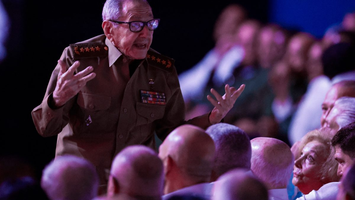 El líder cubano Raúl Castro en la gala conmemorativa del centenario del nacimiento de su hermano Fidel Castro en el teatro Karl Marx de La Habana. AFP/YAMIL LAGE