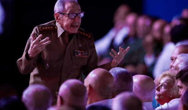 Raúl Castro reaparece en público en homenaje a su hermano Fidel en La Habana