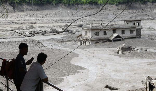 Suben a 160 los muertos tras la riada masiva en Nepal que deja más de 700 personas desaparecidas
