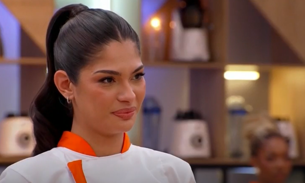 La Miss Universo Sheynnis Palacios en su primer reto del reality de cocina Top Chef VIP. Foto: Captura de pantalla/TelemundoReality