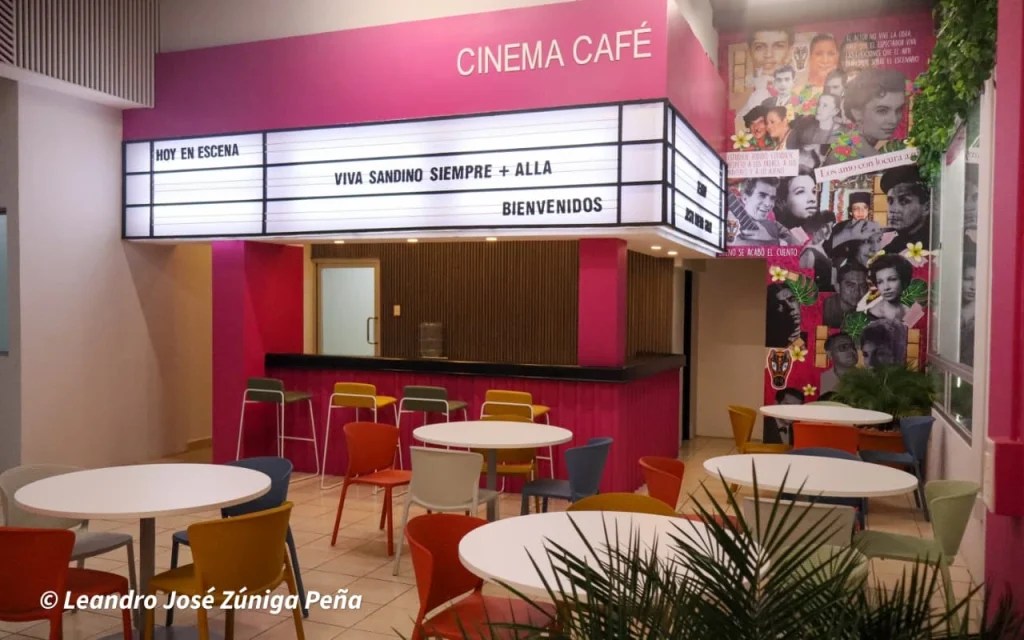 Área de café habilitada en la propiedad robada al Teatro Justo Rufino Garay. Foto: Tomada de medios oficialistas.