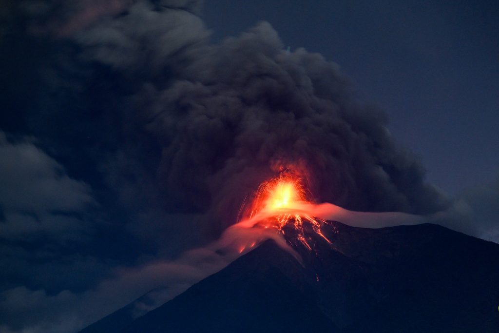 El volcán Fuego entró en erupción en Alotenango, a unos 65 kilómetros al suroeste de la Ciudad de Guatemala, en la madrugada del 4 de agosto de 2026. (Foto de Johan ORDONEZ / AFP)
