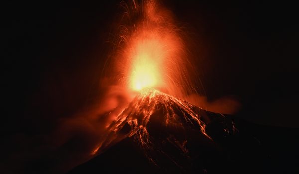 El volcán Fuego entró en erupción en Alotenango, a unos 65 kilómetros al suroeste de la Ciudad de Guatemala, en la madrugada del 4 de agosto de 2026. (Foto de Johan ORDONEZ / AFP)