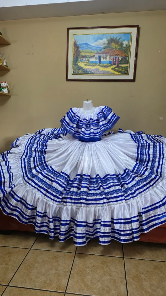 Vestido confeccionado por el diseñador Keylor Ponce.